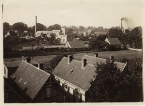 F0303 De zuivelfabriek, gefotografeerd vanaf het dak van Coop. De Eendracht